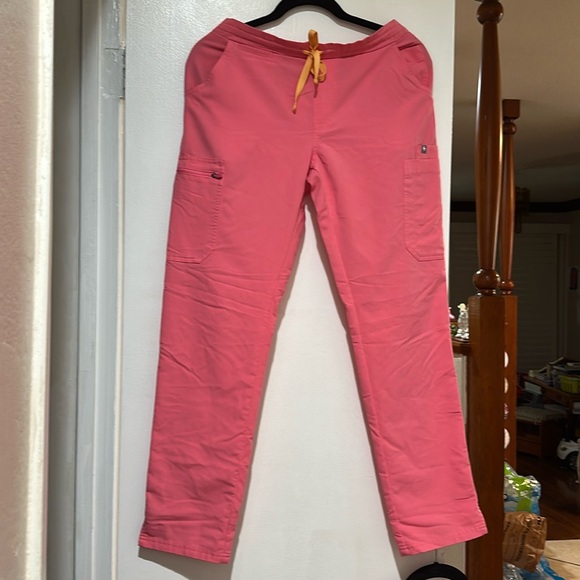 FIGS Women's Pink Scrub Set - Picture 5 of 8